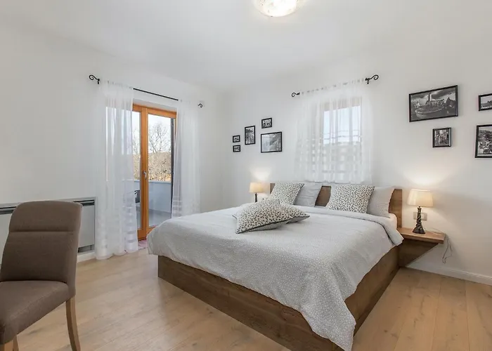 Nyaraló Laria *
